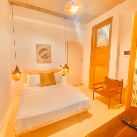 No908 Sunset Bar מלון